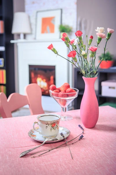 Bodegón con flor rosa — Foto de Stock