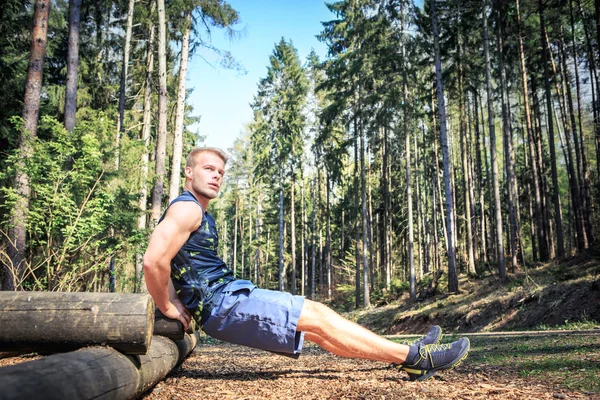 Ung man utbildning i skogen — Stockfoto