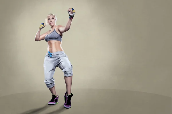 Femme faisant des exercices de boxe — Photo