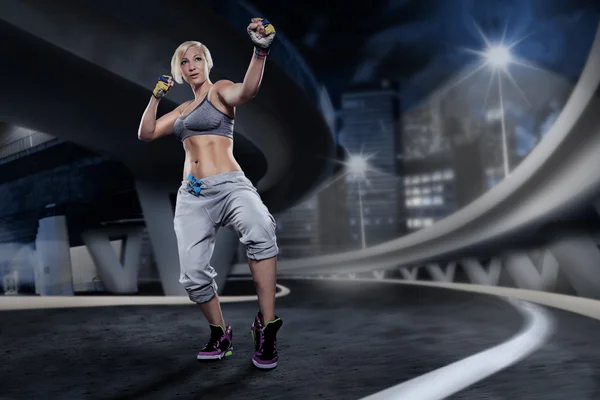 Mulher fazendo exercícios de boxe — Fotografia de Stock