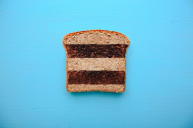 Karanlık ve aydınlık çizgilerle tost