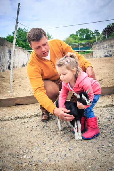 Фермеры и дочь с козой — стоковое фото
