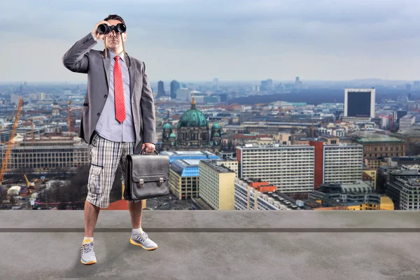 Homem com binocular à procura de emprego — Fotografia de Stock