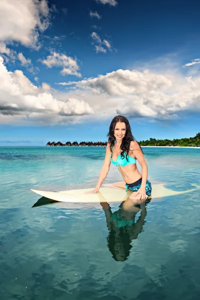 サーフィン ボードを持つ若い女性 — ストック写真