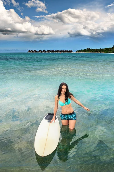 Jovem com prancha de surf — Fotografia de Stock