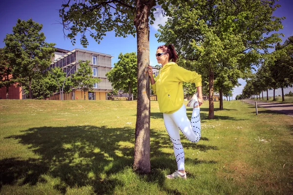 Kvinnan jogging i city — Stockfoto