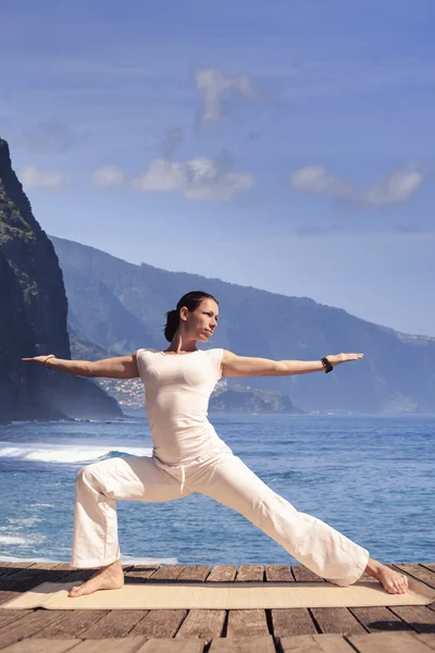 Giovane donna che fa yoga — Foto Stock