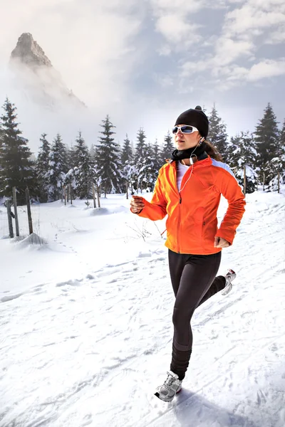 Женщина зимняя пробежка — стоковое фото