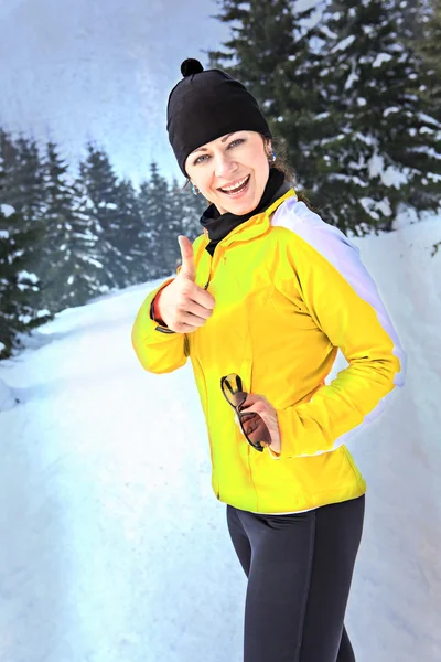 Kvinnan vintern jogging — Stockfoto