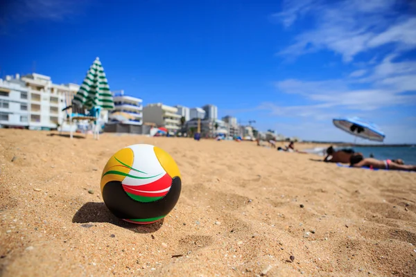 Bola na praia — Fotografia de Stock