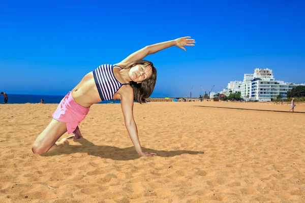 Sahilde yoga. — Stok fotoğraf