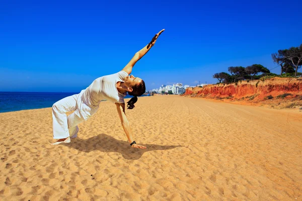 Ejercicio de yoga en la playa — Foto de Stock