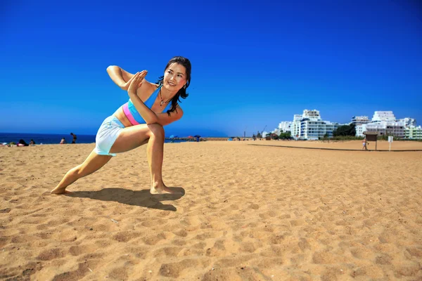 Yoga exercise on the beach — Stock Photo, Image