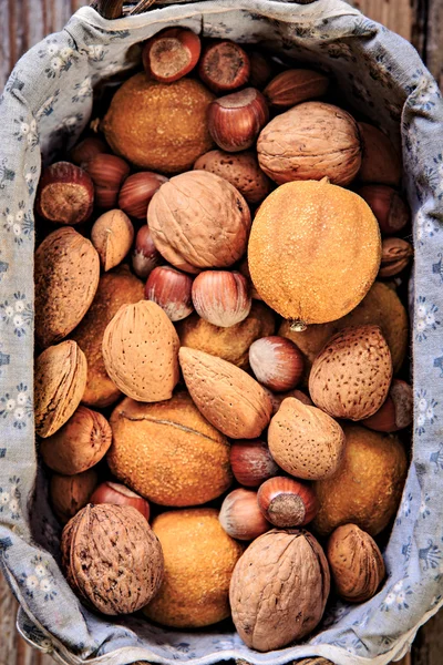 Stillleben mit Nüssen — Stockfoto