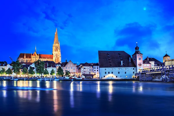 Regensburg város éjjel — Stock Fotó