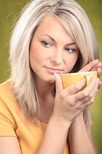 Grüner Tee trinken — Stockfoto