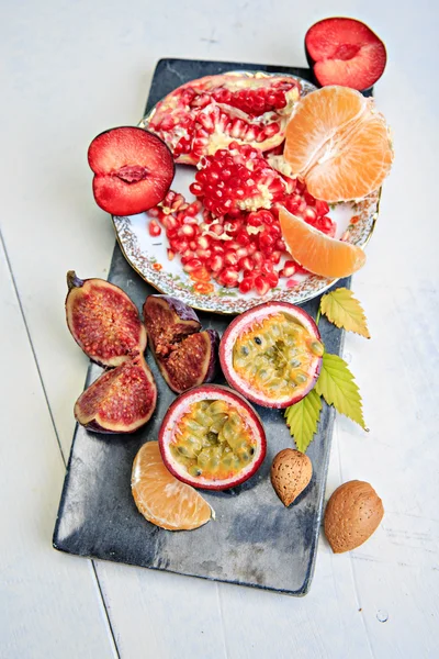 Plate with passion fruit — Stock Photo, Image