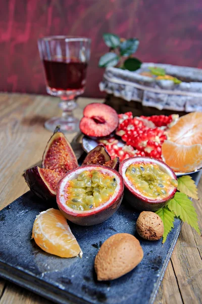 Plate with passion fruit — Stock Photo, Image