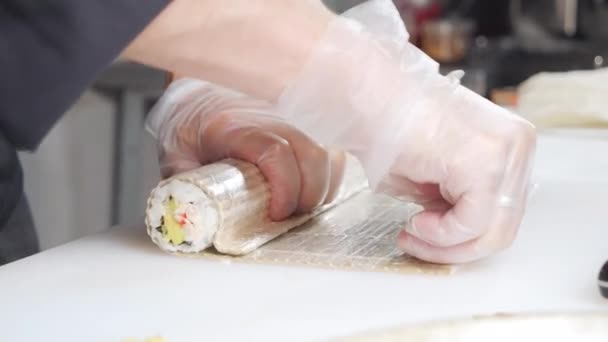 Zbliżenie Kucharzy Męskie Ręce Rękawiczki Gotowanie Sushi Rolki Kuchni — Wideo stockowe
