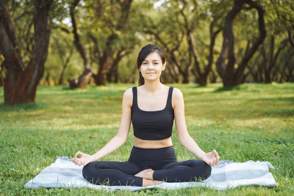 Retrato Uma Jovem Mulher Atraente Meditando Posição Lótus Sentado Grama — Fotografia de Stock