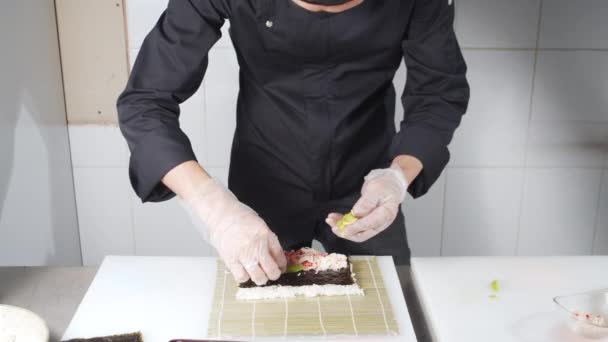 Großaufnahme Männlicher Hände Handschuhen Beim Kochen Von Sushi Rollen Mit — Stockvideo