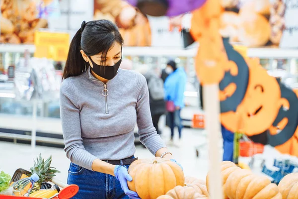 Jonge Vrouw Met Een Beschermend Masker Handschoenen Die Pompoenen Kiezen — Stockfoto