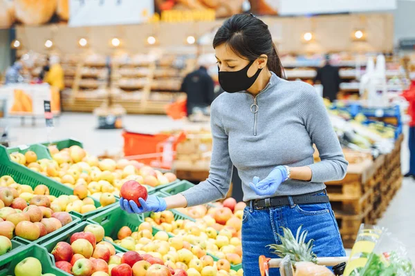 Молодая Женщина Защитной Маске Перчатках Выбирает Фрукты Супермаркете Рынке Концепция — стоковое фото
