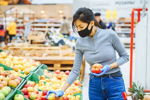 Молодая Женщина Защитной Маске Перчатках Выбирает Фрукты Супермаркете Рынке Концепция — стоковое фото