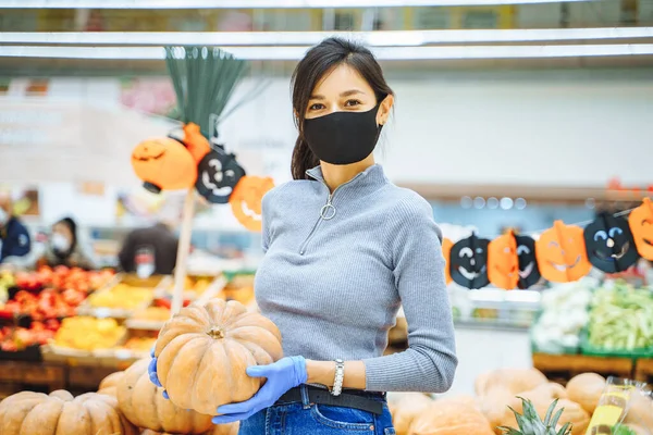 Portret Van Een Gelukkige Jonge Vrouw Met Een Beschermend Masker Stockfoto