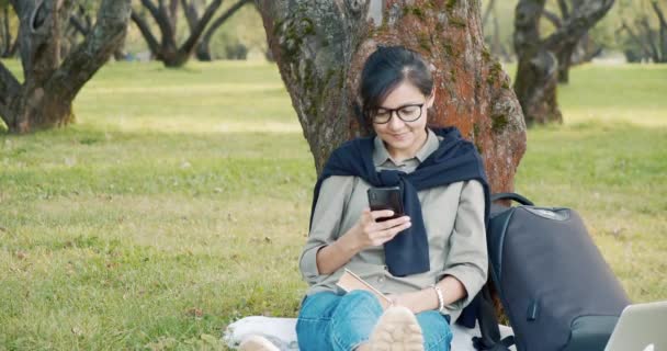 Joven Mujer Sonriente Gafas Desplazando Una Fuente Noticias Las Redes — Vídeos de Stock