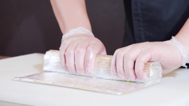 Close Van Mannelijke Chef Kok Handen Handschoenen Bereiden Van Heerlijke — Stockvideo