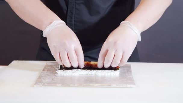 Zblízka Kuchaři Mužské Ruce Rukavicích Vaření Sushi Rolky Měkkým Sýrem — Stock video
