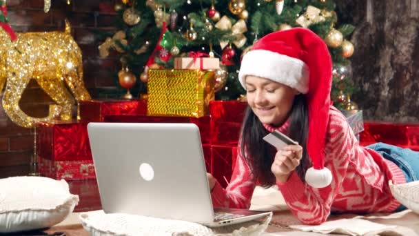 Joven Mujer Feliz Santa Sombrero Compras Línea Utilizando Ordenador Portátil — Vídeos de Stock