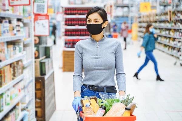 Молодая Женщина Защитной Маске Перчатках Выбирает Товары Супермаркете Безопасный Шоппинг — стоковое фото