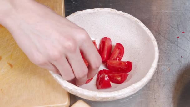 Zbliżenie Żeńskich Rąk Układanie Dojrzałych Czerwonych Plasterków Pomidora Talerzu — Wideo stockowe