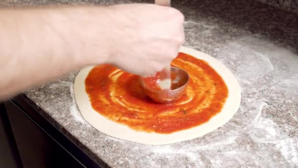 Διαδικασία Παρασκευής Μαργαρίτας Πίτσας Αρσενικό Σεφ Χέρια Βάζοντας Σάλτσα Ντομάτας — Αρχείο Βίντεο