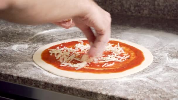 Zbliżenie Ręce Kucharz Wprowadzenie Sera Podczas Przygotowywania Pizzy Margarita — Wideo stockowe