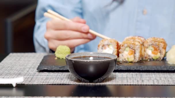 Detailní Záběr Ženských Rukou Lahodnými Rolkami Hůlkami Namáčení Sójové Omáčce — Stock video