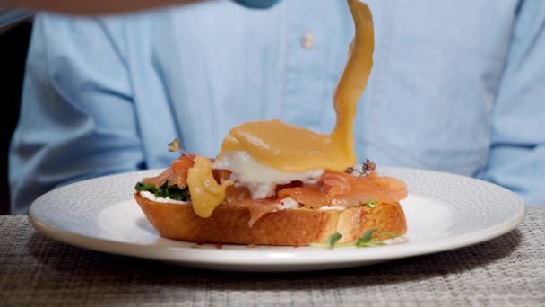 Primer Plano Delicioso Sándwich Con Salmón Huevo Escalfado Plato Blanco — Vídeo de stock