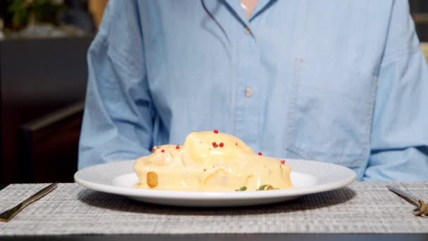 Close Delicioso Sanduíche Com Molho Queijo Prato Branco Mãos Chef — Vídeo de Stock