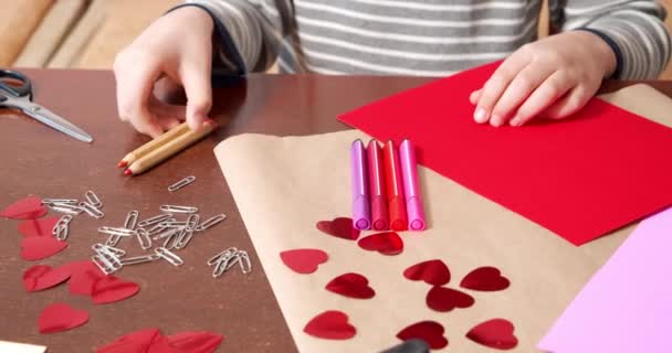 Çocukların Elleri Masaya Keçeli Kalem Kalem Koyarken Kalp Şeklinde Kartpostallar — Stok video