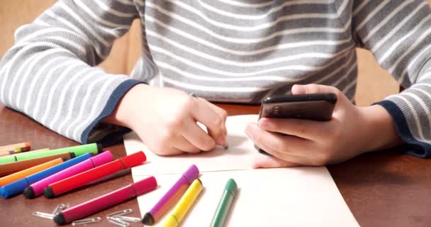 Lähikuva Lapsi Kädet Tilalla Älypuhelin Piirustus Värillinen Lyijykynä Paperille Online — kuvapankkivideo