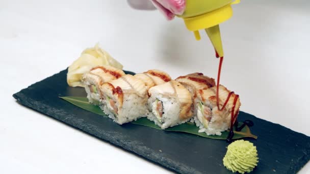 Detailní Záběr Lahodných Sushi Rohlíků Tuňákem Talíři Vaření Sushi Rolky — Stock video