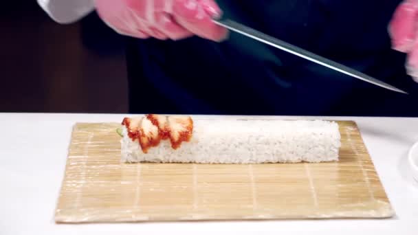 Großaufnahme Von Köchen Männliche Hände Handschuhen Beim Kochen Von Sushi — Stockvideo