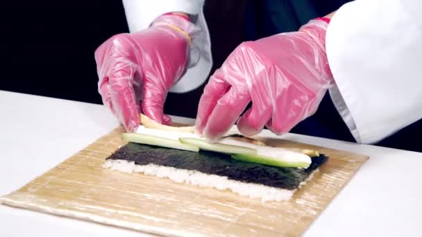 Aproape Bucătari Mâini Sex Masculin Mănuși Gătit Rulouri Sushi Bucătărie — Videoclip de stoc