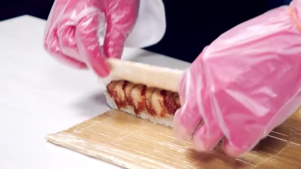 Primer Plano Los Chefs Manos Masculinas Guantes Cocinando Rollos Sushi — Vídeo de stock