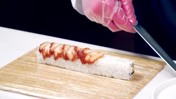 Großaufnahme Von Köchen Männliche Hände Handschuhen Beim Kochen Von Sushi — Stockvideo