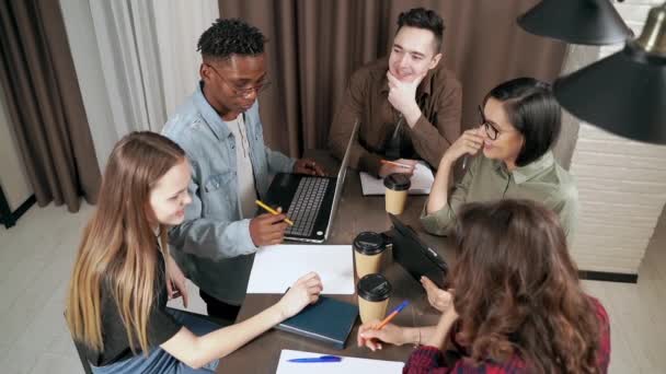 Reunión Creativa Del Equipo Negocios Oficina Moderna Grupo Mixto Jóvenes — Vídeo de stock