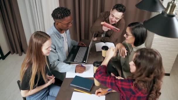 Reunión Creativa Del Equipo Negocios Oficina Moderna Grupo Mixto Jóvenes — Vídeo de stock