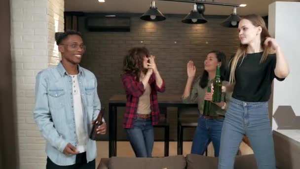 Πολυφυλετική Ομάδα Νέων Ανθρώπων Χορεύει Πίνοντας Μπύρα Διασκεδάζοντας Στο Σπίτι — Αρχείο Βίντεο
